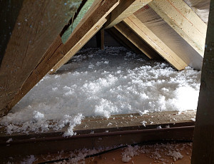 Zateplení stropu pomocí foukané izolace